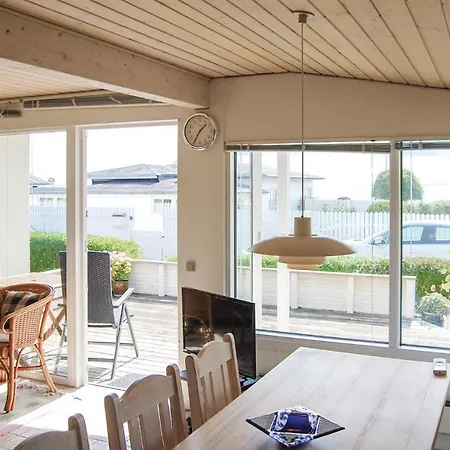 Three-bedroom In هادرسليف